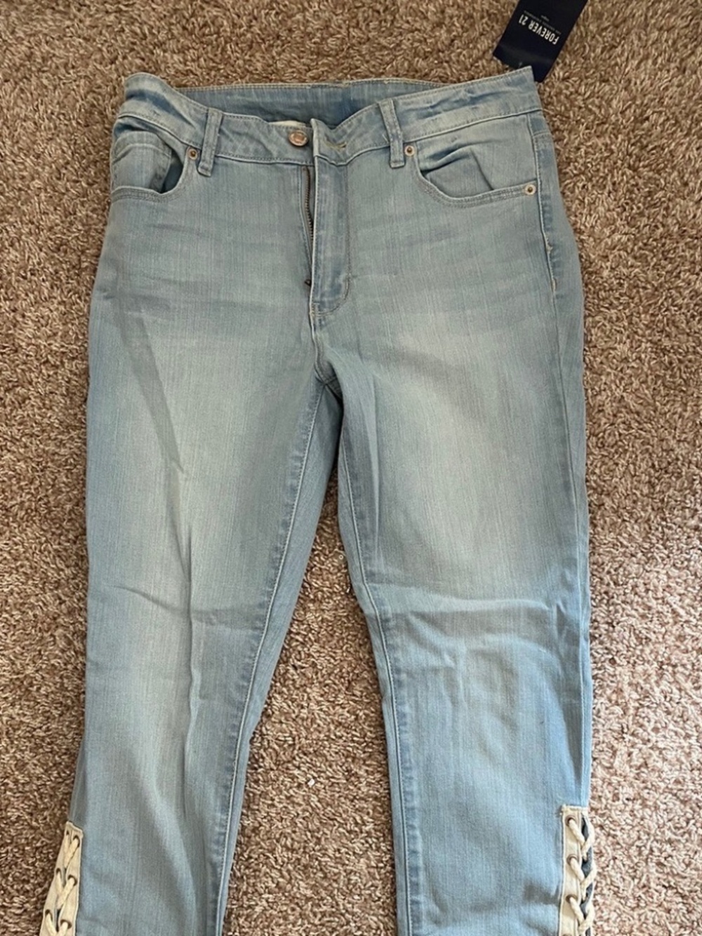 NEW WITH TAG! Forever 21 SIZE 27 Jeans with cool detailing LOT5753